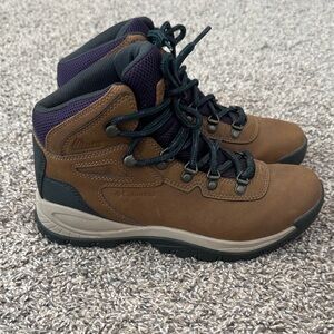 Columbia Women’s Newton Ridge Waterproof Hiking Boot, Size 8